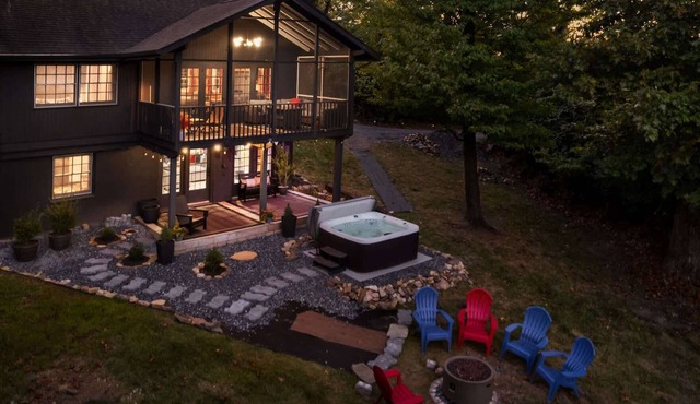 The Far View Retreat | Hot Tub + Scenic Views
