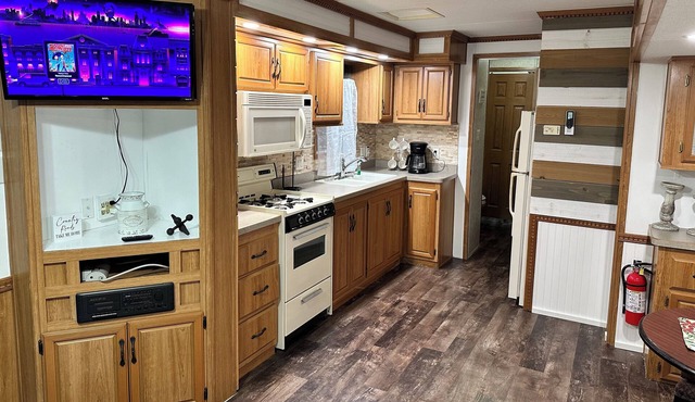 The Farm, a cozy camper in delightful Cosby with AC, WiFi