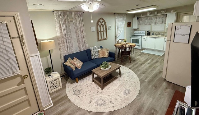 The Farm Cottage ~ Newly Renovated Charming farmhouse nestled in TN landscape