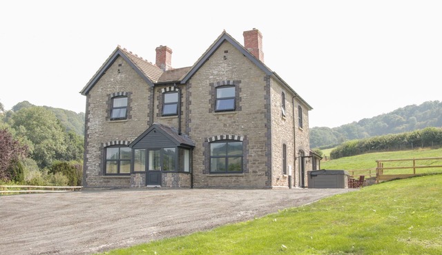 THE FARM, family friendly, luxury holiday cottage in Presteigne
