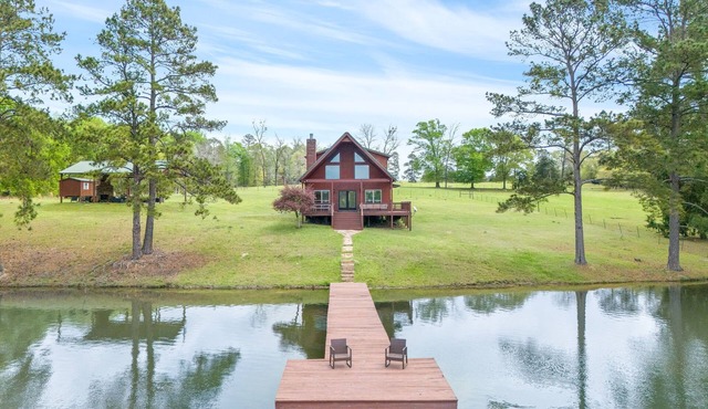 The Farm Getaway ~ Freshly Styled 2/2 Cabin on a Large Farm