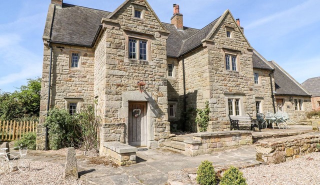 THE FARM HOUSE AT WILDERSLEY FARM, family friendly in Belper