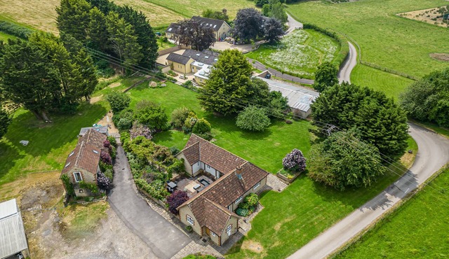 THE FARM HOUSE @ NABLES FARM, family friendly in Upper Seagry