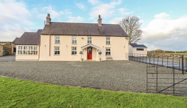 THE FARM HOUSE, pet friendly, character holiday cottage in Llangefni