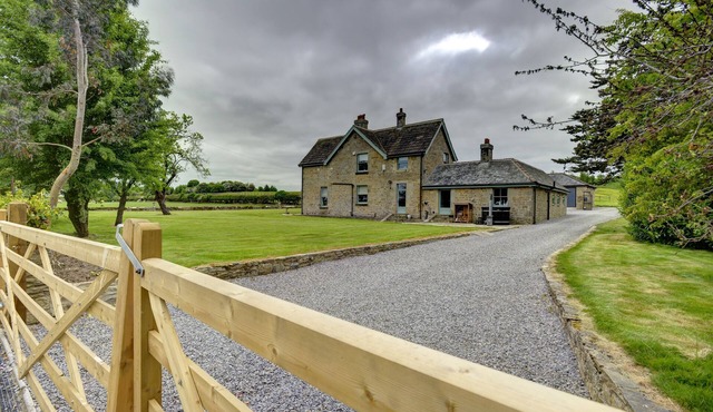 THE FARM HOUSE, pet friendly, luxury holiday cottage in Barton