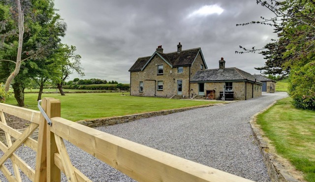 THE FARM HOUSE, pet friendly, luxury holiday cottage in Barton