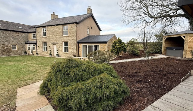 THE FARM HOUSE, pet friendly, character holiday cottage in Settle