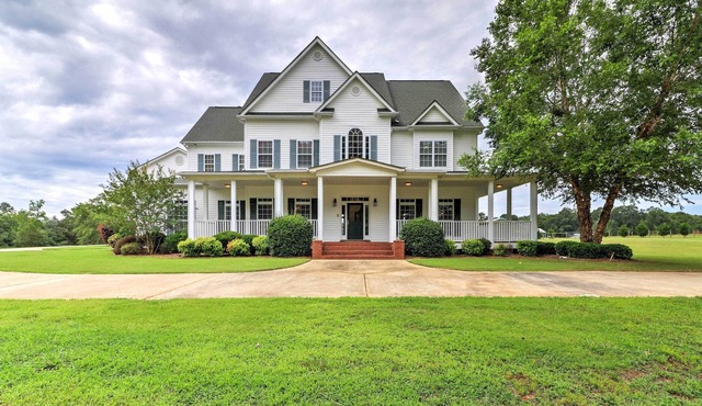 'The Farm Mansion' w/ 3 Stories + Private Pool!