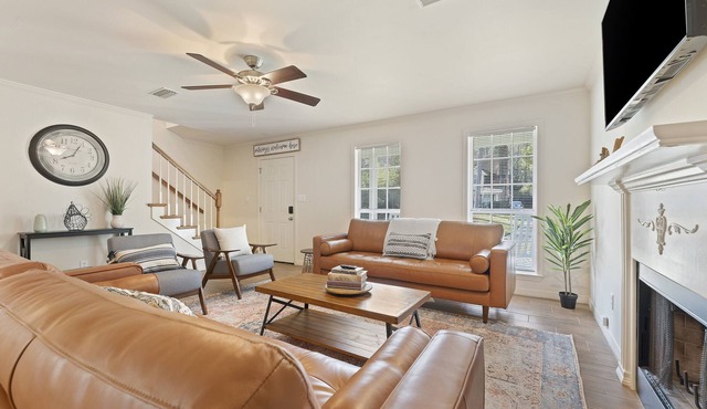 The FarmCharm King-Suite w/ Pool, Golf Course, I-10 Near Mobile, Beaches, & OWA!