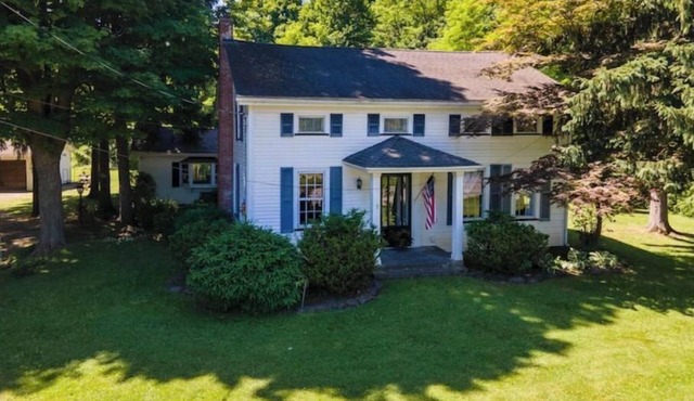 The Farmhaus - rustic 1800s homestead sleeps 12