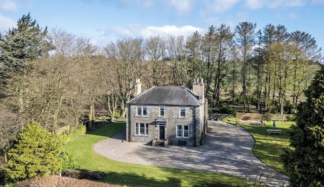 The Farmhouse - Spacious Countryside Escape with Hot Tub