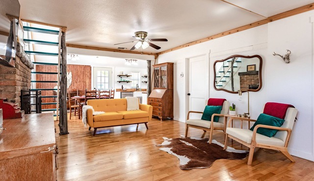 The Farmhouse - 15min from Waco