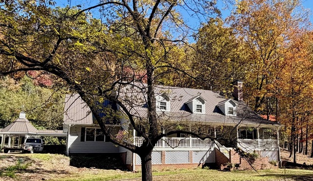 The Farmhouse: 25 Secluded Acres, Private Lake, Dahlonega Wine Country, Sleeps 8