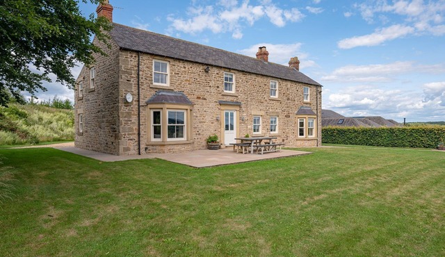 The Farmhouse - a house that sleeps 10 guests in 5 bedrooms