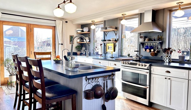 The Farmhouse at Aurora Brewing Company! Vineyard & Lake Views!