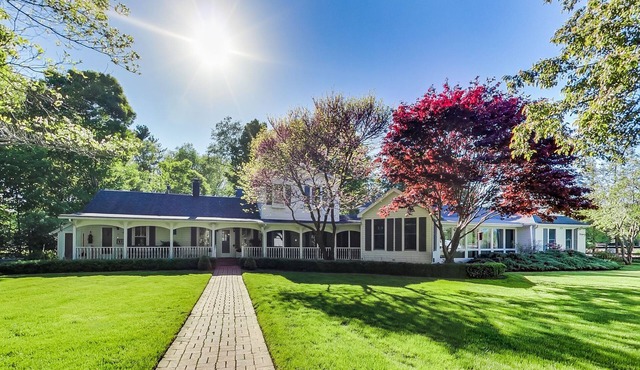 The Farmhouse at Historic 33 Acre Berrywood Farm: Pool, Trails, Ponds, Games