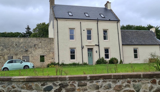 The Farmhouse at Solsgirth Home Farm - sleeps 10 guests in 4 bedrooms