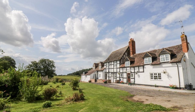 THE FARMHOUSE, character holiday cottage, with a garden in Ledbury