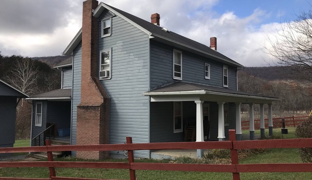 The Farmhouse: Come experience a quiet, country retreat in the mountains of PA