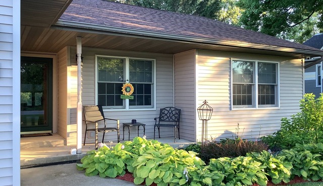 The Farmhouse- country charm, room for family visiting, relaxing, or gathering