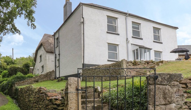 THE FARMHOUSE, family friendly, with pool in Okehampton