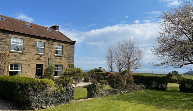 THE FARMHOUSE, family friendly, with a garden in Robin Hood’s Bay