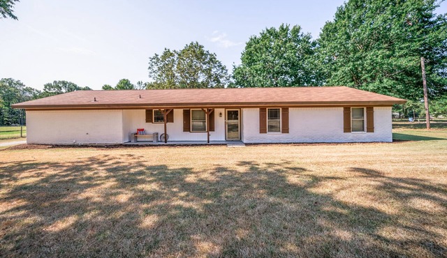 The Farmhouse Family Getaway with Indoor/Outdoor Games, BBQ, Fire Pit, & MORE!