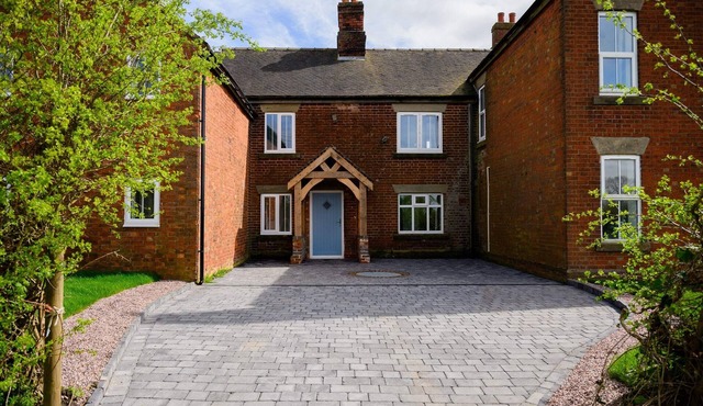 The Farmhouse: Hot Tub & Sauna Near Cannock Chase