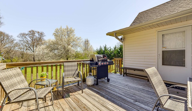 'The Farmhouse' in Fort Lawn w/Fire Pit & Deck!