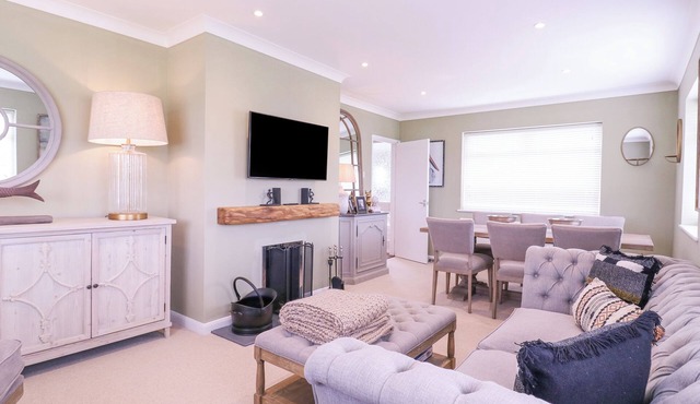 THE FARMHOUSE, pet friendly, with open fire in St. Osyth