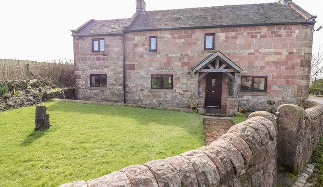 THE FARMHOUSE, pet friendly, with hot tub in Biddulph