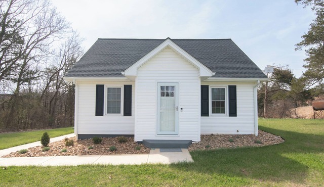 The Farmhouse: Peaceful 3BR Countryside Escape with Modern Comforts