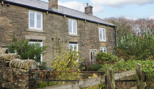 THE FARMHOUSE, pet friendly, character holiday cottage in New Mills