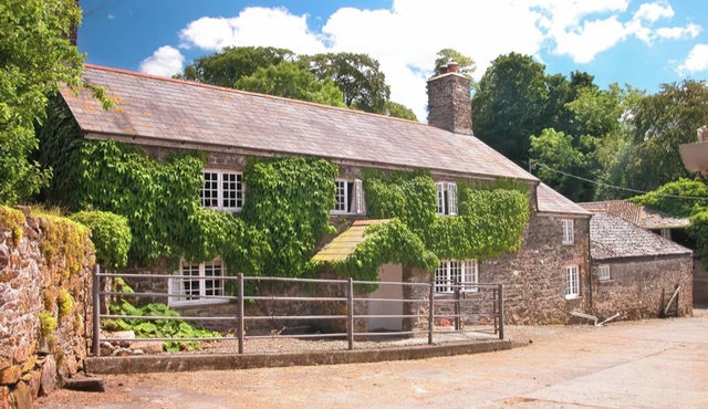 THE FARMHOUSE, pet friendly, character holiday cottage in Lydford