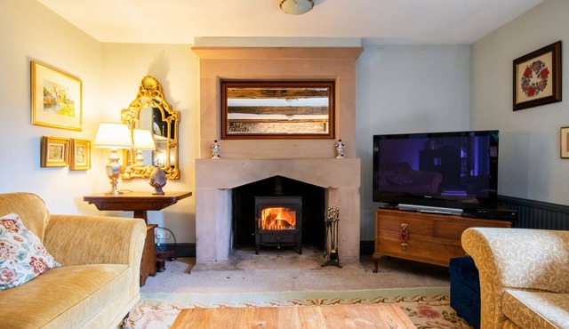 THE FARMHOUSE, pet friendly, character holiday cottage in Bakewell