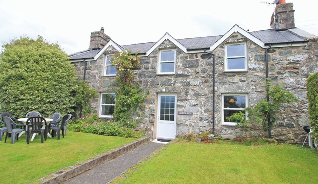 THE FARMHOUSE, pet friendly, country holiday cottage in Llanbedr