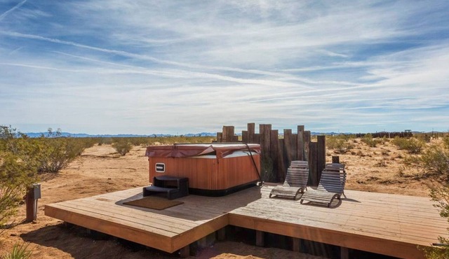 THE FARMHOUSE RETREAT:5 acres,hot tub,sleeps 10,AC