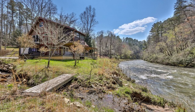 The Farmhouse- Riverfront, Fiber, HotTub, Fish, DogOK, Game Room, Movie Room