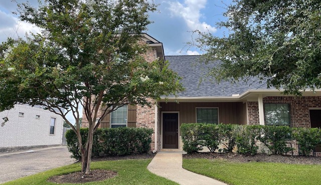 The Farmhouse - Spacious Townhome Minutes From Texas A&M University