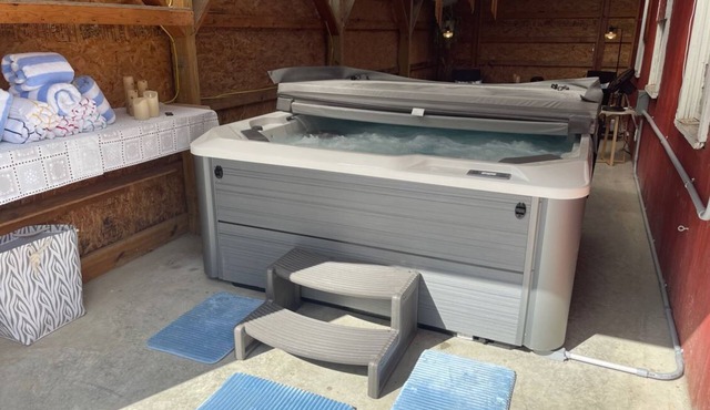 The Farmhouse-Seneca/Keuka-HotTub-WineTrail-1850’s Farmhouse, Classic Red Barn-Big Rooms-Pets OK