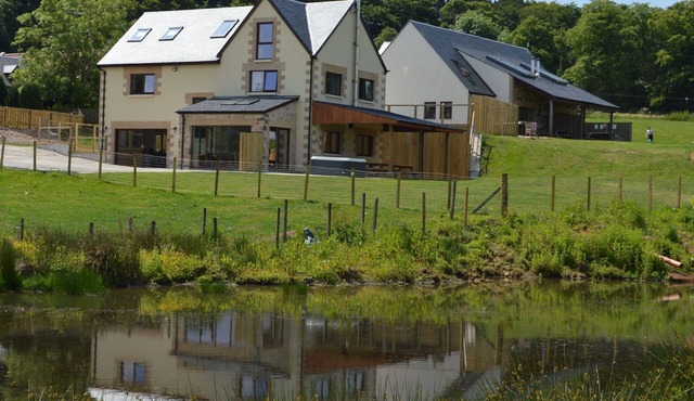 The Farmhouse - sleeps 14 guests in 5 bedrooms