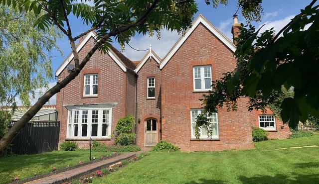 The Farmhouse - Sleeps 12 with Private Grounds