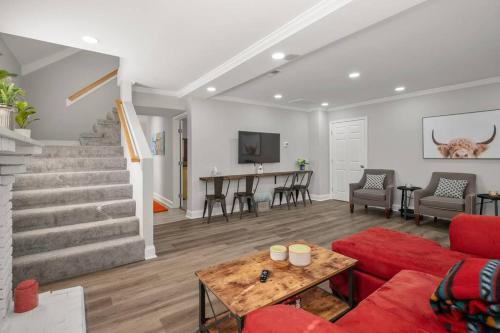 The Farmhouse Spacious, Moo-tiful Haven by RVA!