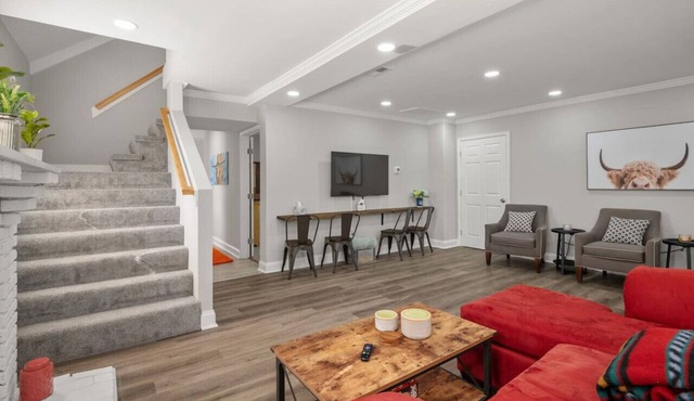 The "Farmhouse": Spacious, Moo-tiful Haven by RVA!