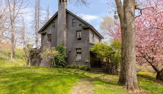The Farmhouse on 80 acre Pear and Apple orchard