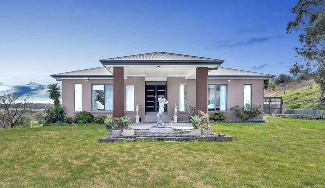 The Farmstay at Narre Warren - Well-furnished farm stay home