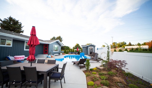 The Farmstead- Pool, Hot Tub, Firepit and Farm Fresh Eggs/Animals in Walla Walla