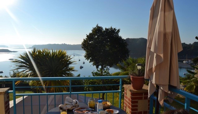 THE FEET IN WATER! AMAZING VIEWS! FACING THE SEA ACCESS BY PRIVATE WAY