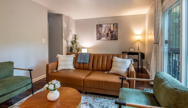 The Fern & Fable - King Bed/TownHome with Deck