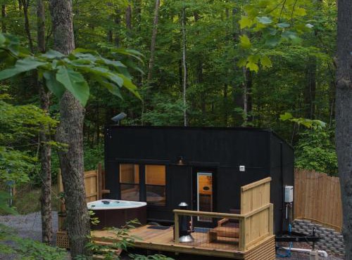 The Fern - Romantic Getaway, Hot Tub, Fire Pit, and Near Hiking!